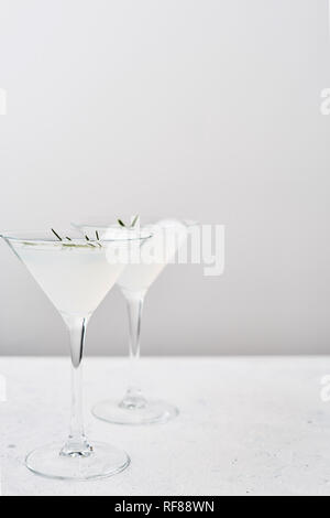 Bevanda estiva. Estivo rinfrescante cocktail alcolico con rosmarino e agrumi o frizzante gin e limonata. Copia dello spazio. Messa a fuoco selettiva. Foto Stock