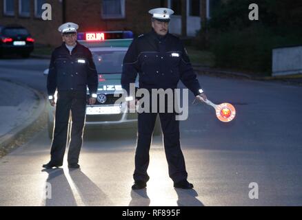 Nuovo Blu le uniformi della polizia indossata da 1400 maschio e femmina Rhine-Westphalian Nord gli ufficiali di polizia, Duesseldorf Foto Stock