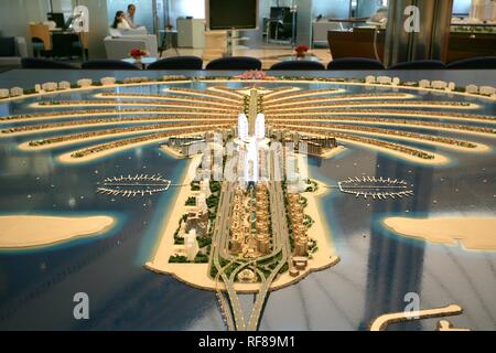 Nakheel ufficio vendite per il mondo e il Palm progetti di costruzione; isole artificiali su una man-made world map al largo della costa Foto Stock