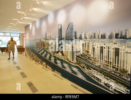 Nakheel ufficio vendite per il mondo e il Palm progetti di costruzione; isole artificiali su una man-made world map al largo della costa Foto Stock