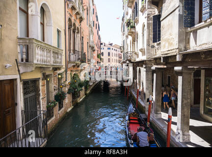 Vista del Rio Marin Canal con barche e gondole dal Ponte de la Bergami a Venezia, Italia. Venezia è una destinazione turistica popolare dell'Europa. Venezia, Italia - 14.8.2017 Foto Stock