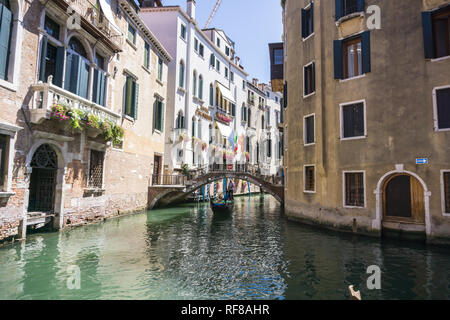 Vista del Rio Marin Canal con barche e gondole dal Ponte de la Bergami a Venezia, Italia. Venezia è una destinazione turistica popolare dell'Europa. Venezia, Italia - 14.8.2017 Foto Stock