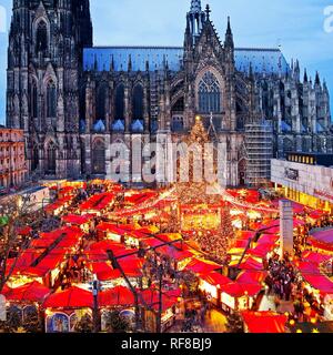 Mercatino di Natale presso la cattedrale di Colonia in serata, Colonia, nella Renania settentrionale-Vestfalia, Germania Foto Stock