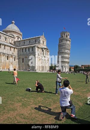 Turistica prendendo immagini della cattedrale di Santa Maria Assunta e la Torre Pendente di Pisa, Toscana, Italia Foto Stock