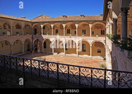 La Basilica di San Francesco d'Assisi, chiostro, Assisi, Umbria, Italia Foto Stock