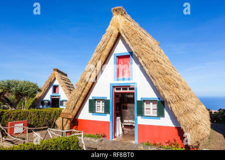 Palheiro house Santana Madeira triangolare TRADIZIONALE A-incorniciato Palheiro Case Santana Madeira Portogallo rosso blu e pitturato di bianco casa portoghese Foto Stock