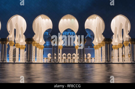 Sheikh Zayed grande moschea nella notte di Abu Dhabi Foto Stock