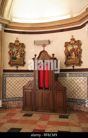 In confessionale Igreja do Carmo, chiesa carmelitana, Faro, Algarve, PORTOGALLO Foto Stock