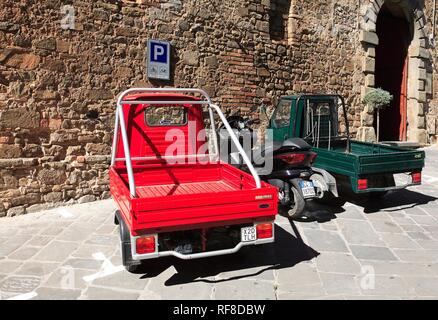 Ape (it. 'Bee') mini transporter da Piaggio, Montalcino, Siena, Toscana, Italia Foto Stock