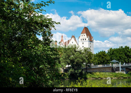 Immagine della banca del Danubio con il castello di Ingolstadt, Germania in estate Foto Stock