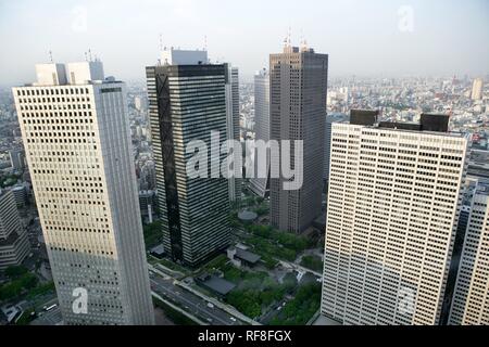 Giappone Tokyo: quartiere di Shinjuku. business district, vista dal municipio edificio. Foto Stock