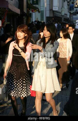 Giovani donne nel quartiere Shibuya di Tokyo, Giappone, Asia Foto Stock