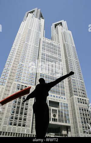 Municipio edificio sede del Governo Metropolitano di Tokyo o 'Tocho, ' quartiere degli affari e il quartiere di Shinjuku a Tokyo, Giappone Foto Stock