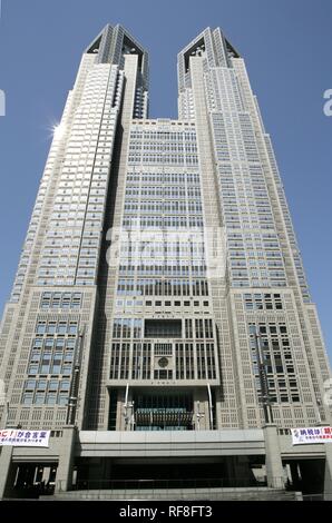 Municipio edificio sede del Governo Metropolitano di Tokyo o 'Tocho, ' quartiere degli affari e il quartiere di Shinjuku a Tokyo, Giappone Foto Stock