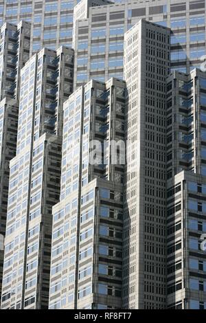 Municipio edificio sede del Governo Metropolitano di Tokyo o 'Tocho, ' quartiere degli affari e il quartiere di Shinjuku a Tokyo, Giappone Foto Stock