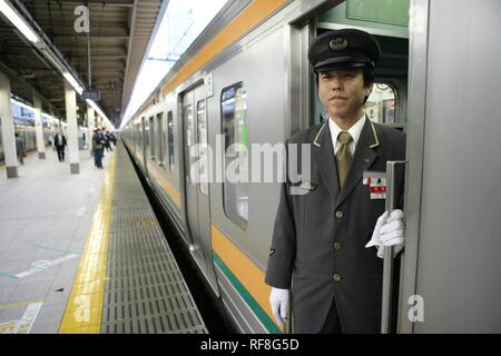 Il conduttore del treno in corrispondenza della piattaforma per JR-Linea treni locali della Stazione di Tokyo, Tokyo, Giappone, Asia Foto Stock