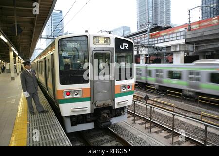 Il conduttore del treno in corrispondenza della piattaforma per JR-Linea treni locali della Stazione di Tokyo, Tokyo, Giappone, Asia Foto Stock