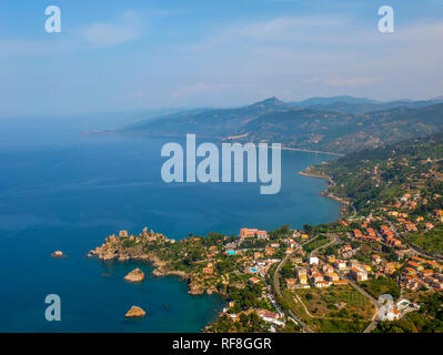 Vista dall'alto dalla roccia della città siciliana Cefalu Foto Stock