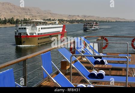 Sedie a sdraio, crociera sul Nilo a bordo del 'Zahra" tra Aswan e Luxor, Egitto, Africa Foto Stock