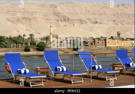 Sedie a sdraio, Crociera sul Nilo a bordo del 'Zahra" tra Aswan e Luxor, Egitto, Africa Foto Stock