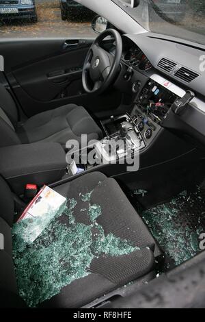 Broken-in auto da che i ladri hanno rubato una radio e sistema di navigazione, Essen, Renania settentrionale-Vestfalia Foto Stock