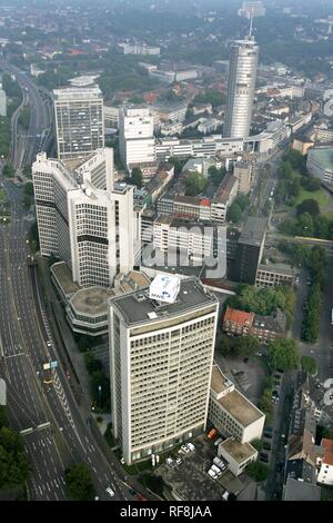 Skyline del centro città con la sede centrale di Thyssen-Krupp, RWE e azienda Evonik di Essen, Renania settentrionale-Vestfalia Foto Stock