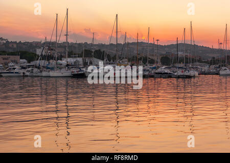 Marina con yacht ancorati al tramonto Foto Stock