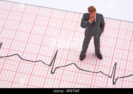 Uomo in piedi su un grafico EKG: simbolo per lo stress Foto Stock