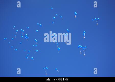 Un sacco di palloncini in un cielo blu Foto Stock