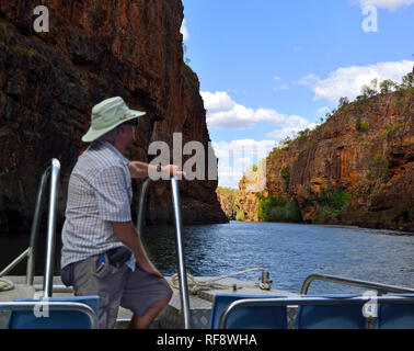 Turisti in tour in barca sul fiume Katherine andando attraverso il Katherine Gorge, Nitmiluk National Park,Katherine ,Northern Territory, estremità superiore,l'Australia Foto Stock