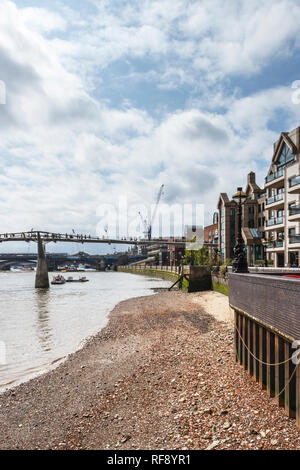 Visualizzare più a monte per il millennio e Blackfriars bridge dalla sponda nord del fiume Thames, London, Regno Unito Foto Stock