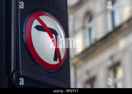 Chiudere fino a un non gira o non svoltare a sinistra segno lungo una strada con spazio per la copia Foto Stock