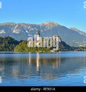 Chiesa dell'Assunzione su Blejski Otok con il castello di Bled, lago di Bled Bled, Gorenjska, Slovenia Foto Stock