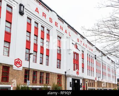 La facciata dell'ex Arsenale Stadium di Avenell Road, Highbury, LONDRA, REGNO UNITO, ora ribattezzato Highbury Square e convertito in appartamenti Foto Stock