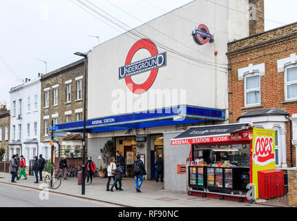 Arsenal tube station, su un match day (Arsenal v. Chelsea), prima dell'arrivo dei tifosi, Gillespie Road, London, Regno Unito Foto Stock