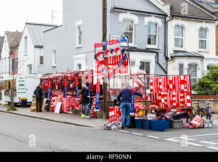 Bancarelle impostazione fronte Arsenal tube station, su un match day (Arsenal v. Chelsea), prima dell'arrivo dei tifosi, Gillespie Road, London, Regno Unito Foto Stock