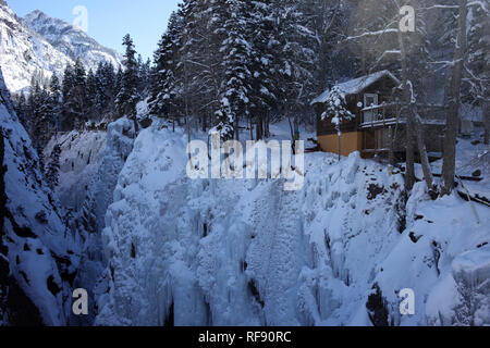 Ouray, Colorado - 29 dicembre 2018: le persone non identificate arrampicata in Ouray Ice Park di Ouray, Colorado Foto Stock