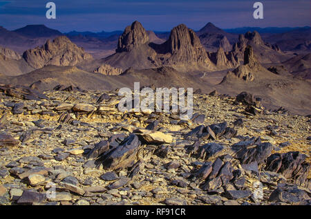 Africa, Algeria, Sahara, del Tassili N'Ajjer National Park, Tadrart, torrioni di roccia e dune di sabbia, Eremo de Pere de Foucauld a l'Asekrem Foto Stock