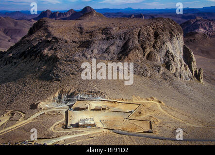 Africa, Algeria, Sahara, del Tassili N'Ajjer National Park, Tadrart, torrioni di roccia e dune di sabbia, Eremo de Pere de Foucauld a l'Asekrem Foto Stock