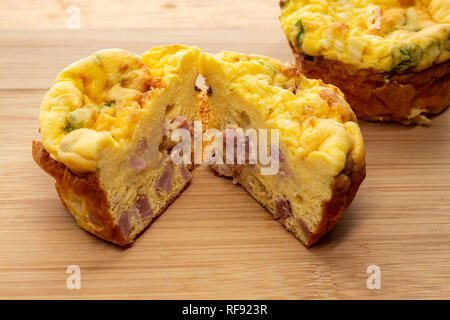 Cheto prosciutto e formaggio uovo gli stampi per muffin. Foto Stock