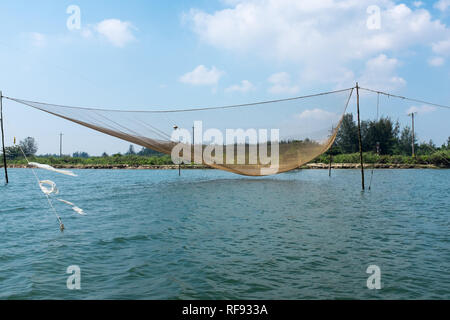 Le reti da pesca appesa sopra l'acqua sul fiume Thu Bon vicino a Hoi An, Vietnam Foto Stock