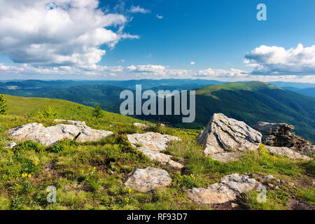 Meraviglioso paesaggio di montagna. splendida vista a valle lontano. soffici nuvole del cielo. tranquillo pomeriggio idilliaco scenario Foto Stock