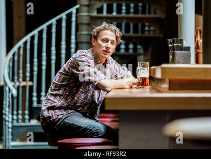 Londra, Inghilterra, 13 settembre 2017, giovane in un bar o pub bevendo una birra - aperto recentemente mondi fine pub - in Camden, Londra. Foto Stock