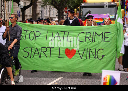 Copenhagen, Danimarca - 18 agosto. 2018: Stop antimperialismo dimostrazione - persone che trasportano un banner Foto Stock