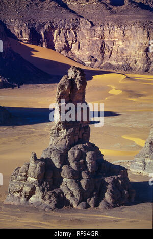 Africa, Algeria, Sahara, del Tassili N'Ajjer National Park, Tadrart, torrioni di roccia e dune di sabbia Foto Stock