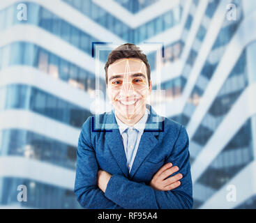 Giovane uomo sorridente sistema di riconoscimento facciale. La tecnologia avveniristica faccia id 3d concetto di scansione. La verifica biometrica e rivelazione. Identifica umana Foto Stock