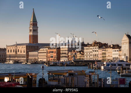 Skyline da Riva degli Schiavoni, Venezia, Italia Foto Stock