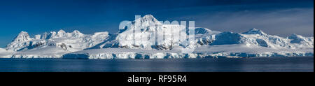 Montagne lungo il canale Neumayer, Penisola Antartica, Antartide Foto Stock