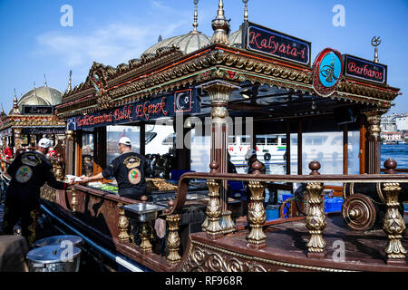 Barca di vendita del pesce panini, Eminonu, Istanbul, Turchia Foto Stock