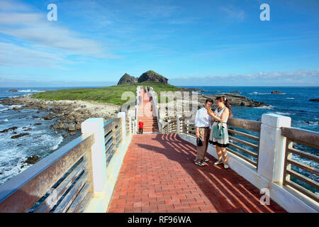 Taitung,Taiwan - Dicembre5,2018 - Sanxiantai Dragon Bridge con passeggiate turistiche per la Sanxiantai isola. Mezzi Sanxiantai piattaforma dei tre immortali Foto Stock